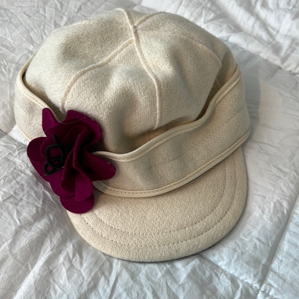 Stormy Kromer cream hat with burgundy flower